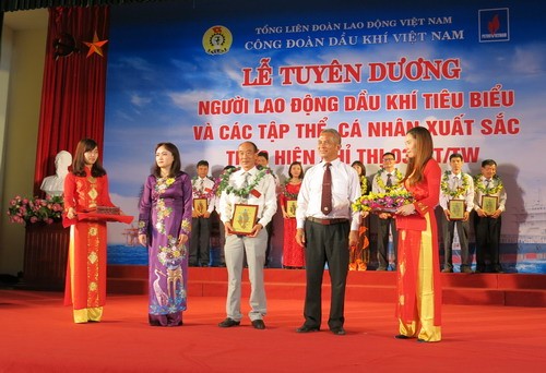 President Truong Tan Sang meets outstanding staff of the petroleum sector - ảnh 1